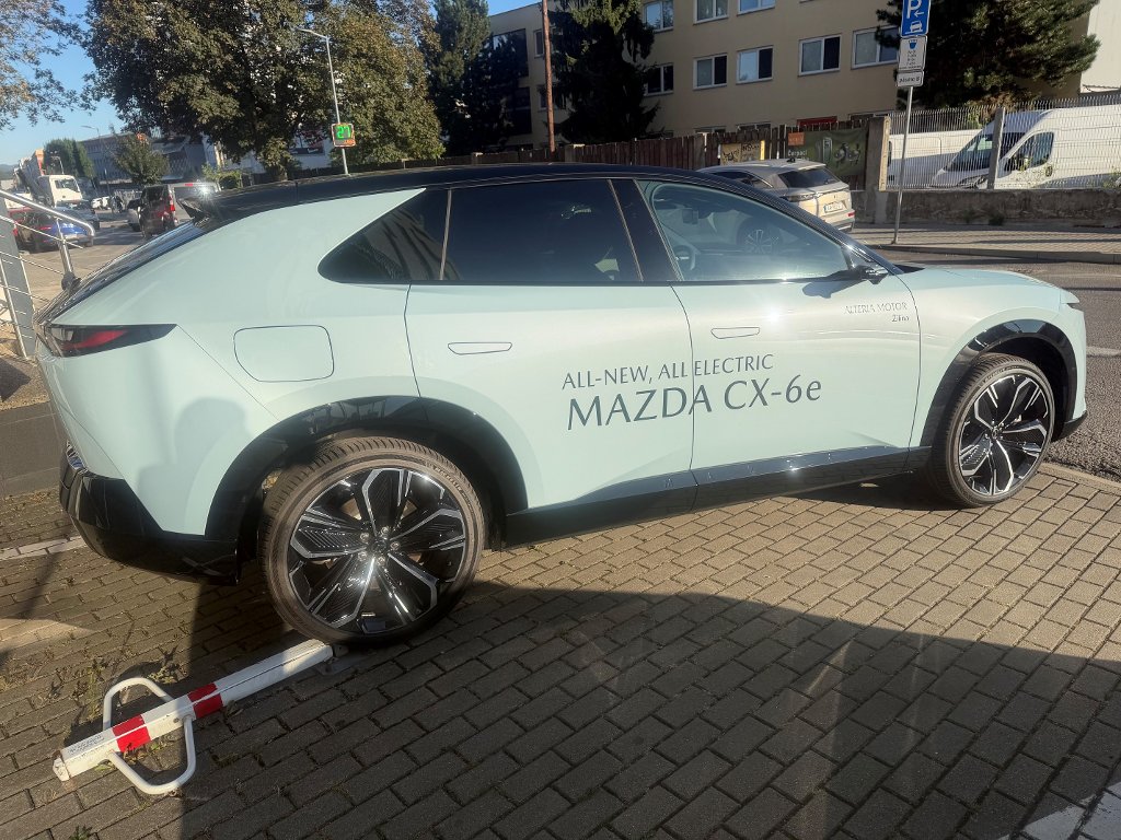 Mazda CX-6e